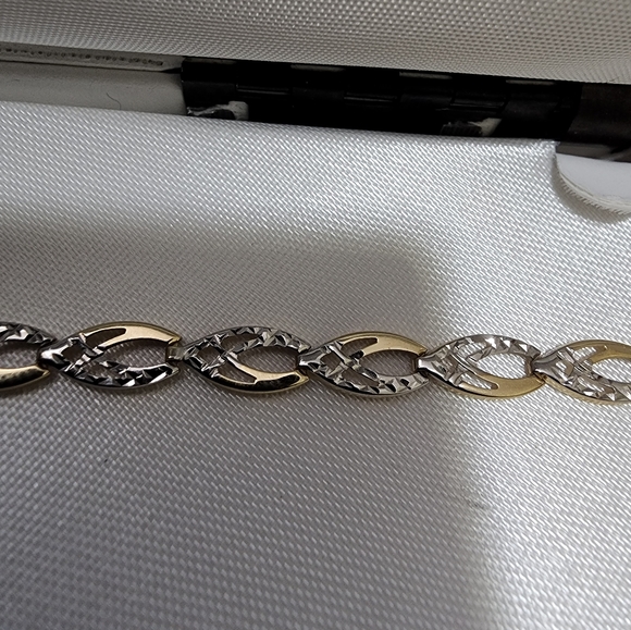 10k with rhodium diamond cut bracelet - Picture 2 of 4
